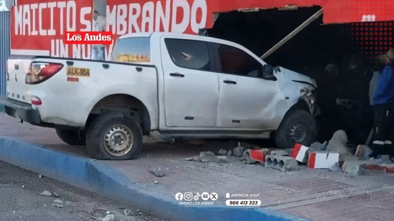 Camioneta se empotra contra vivienda en Juliaca