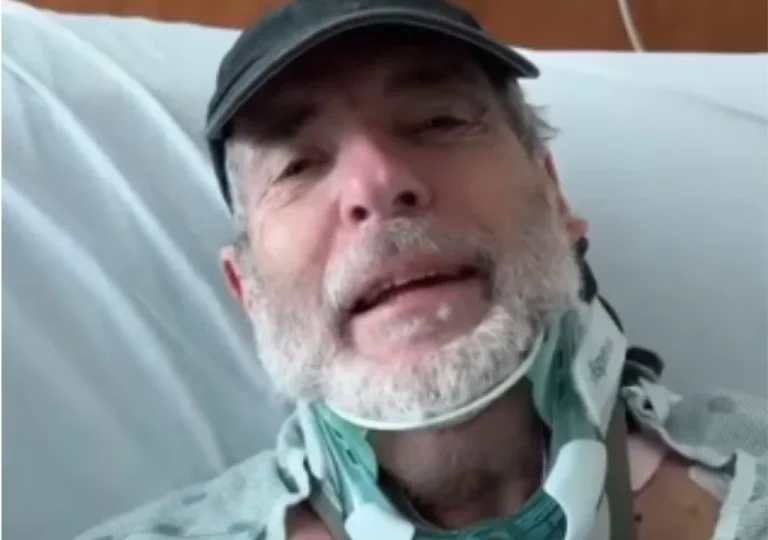 Carlos Mata reaparece en redes sociales desde la cama de un hospital después de someterse a una cirugía de columna