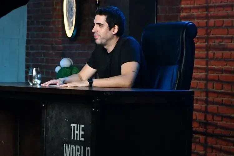Casielles debuta con “Proyecto C”, un late night político que promete incomodar al poder