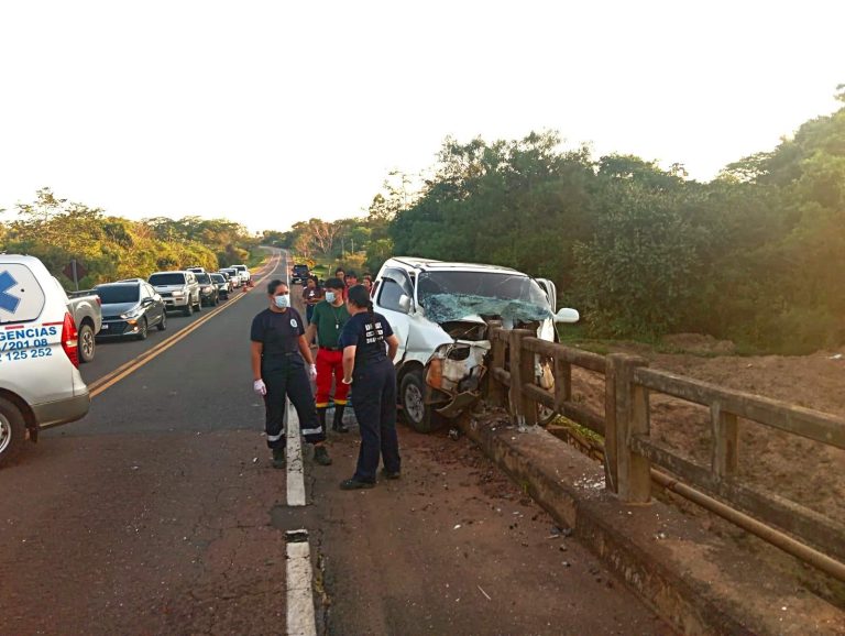 Choque contra baranda de puente deja un fallecido en San Roque González
