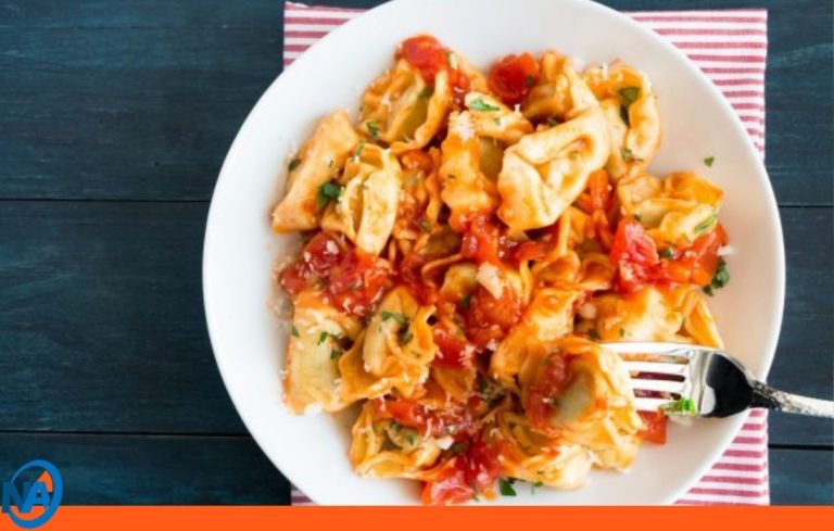 ¿Cómo hacer tortelonis caseros de espinaca y queso con salsa napolitana? Receta paso a paso