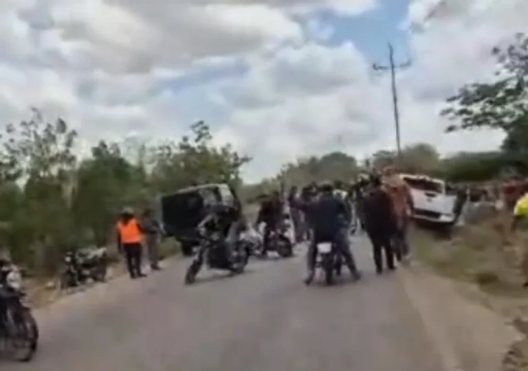 Comunidad retiene a presuntos funcionarios policiales e incendia vehículo tras altercado en el municipio Mara