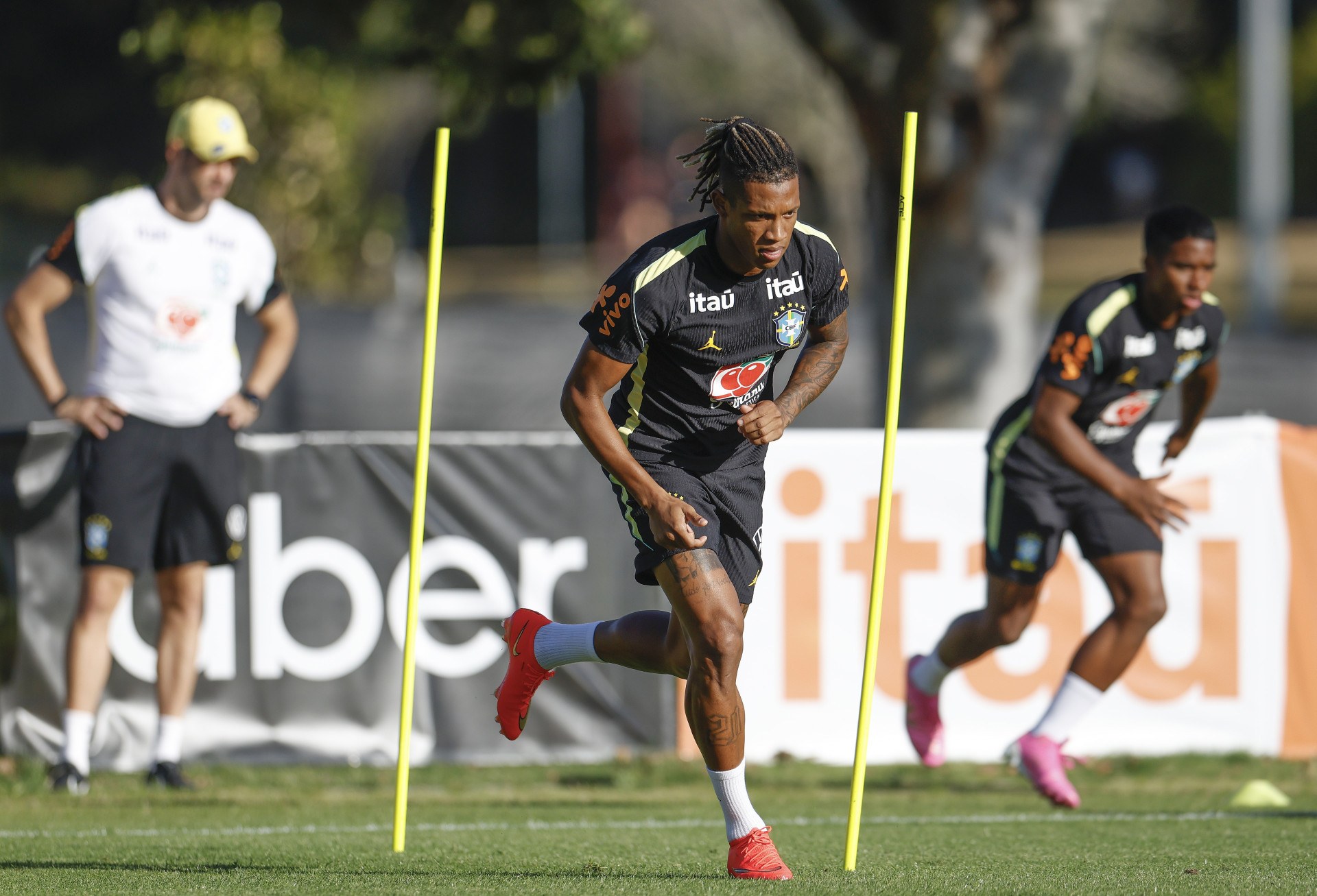 Danilo pede paciência com a Seleção de Ancelotti após vaias Danilo pede paciência com a Seleção de Ancelotti após vaias
