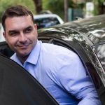 Denúncias contra Flávio Bolsonaro se multiplicam e desgastam candidato