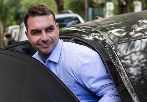Denúncias contra Flávio Bolsonaro se multiplicam e desgastam candidato