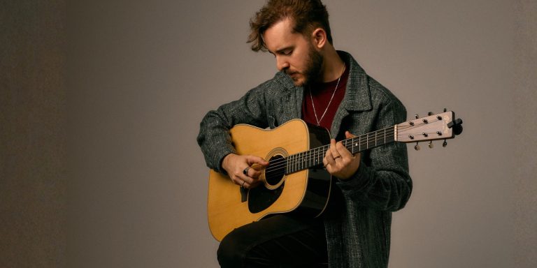 Destaque do folk nacional, Rafael Witt se apresenta em Curitiba com turnê inédita