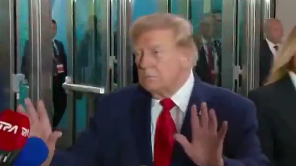 Donald Trump repreende repórter da CNN: “Não deveria estar aqui” Donald Trump repreende repórter da CNN: “Não deveria estar aqui”