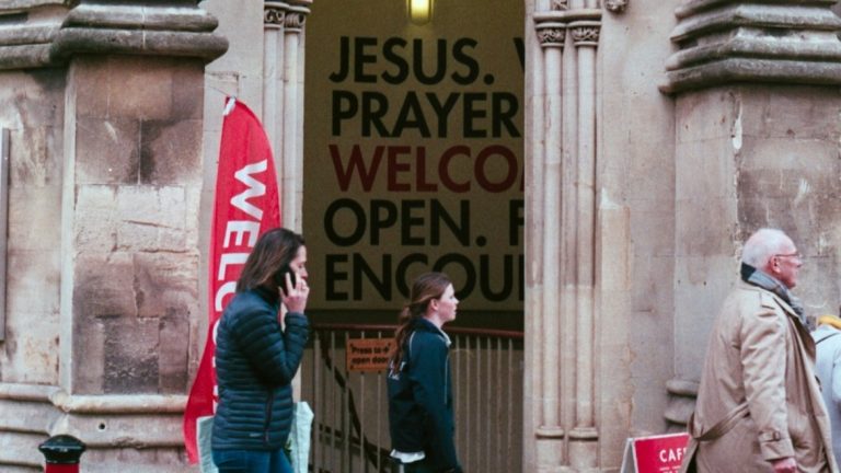 Dos de cada tres cristianos practicantes del Reino Unido son evangélicos