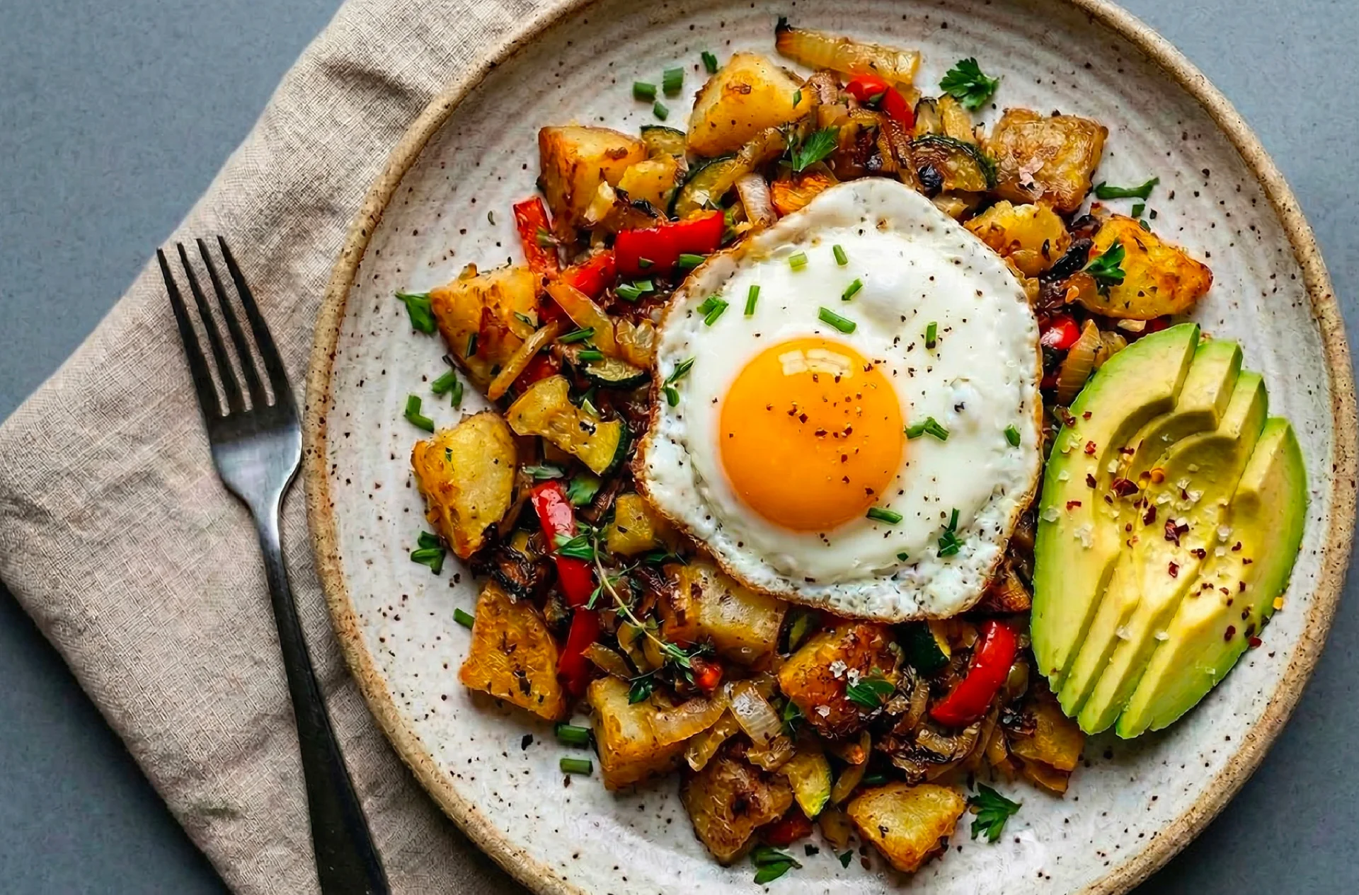 Ecuador — Huevo con ‘hash’ de papa y vegetales: una receta crujiente y llena de sabor Ecuador — Huevo con ‘hash’ de papa y vegetales: una receta crujiente y llena de sabor