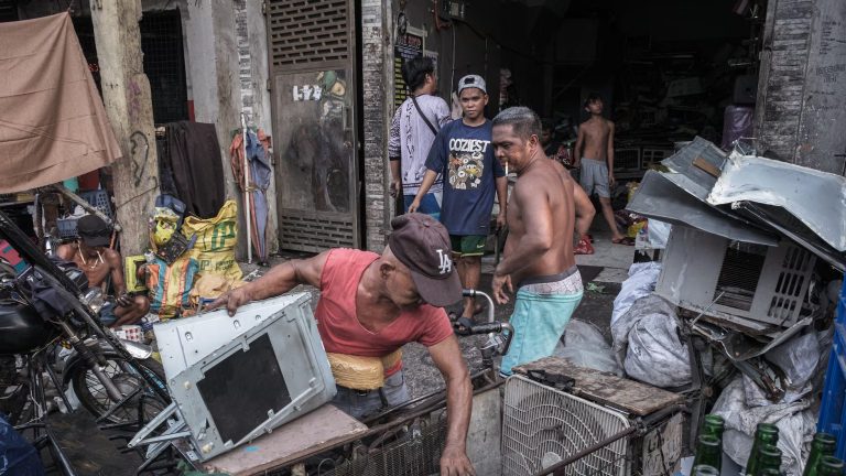 El boom de los aires acondicionados dispara la crisis de residuos electrónicos en Filipinas y un problema de sanitario inesperado