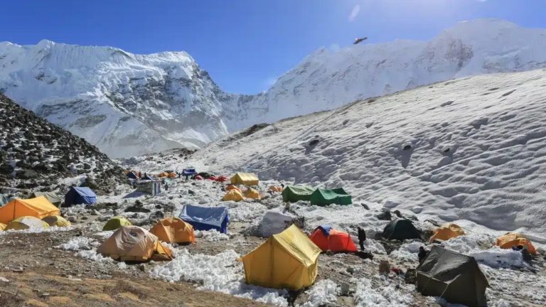 El campamento base del Everest libera tanto calor con combustibles y orina que tendría energía para fundir casi 2.500 toneladas de hielo en una sola temporada