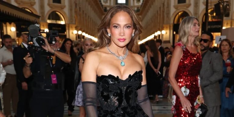 El nuevo ADN de la moda en Milán: de Jennifer Lopez a Monica Bellucci, así se lucen transparencias, texturas y guiños retro