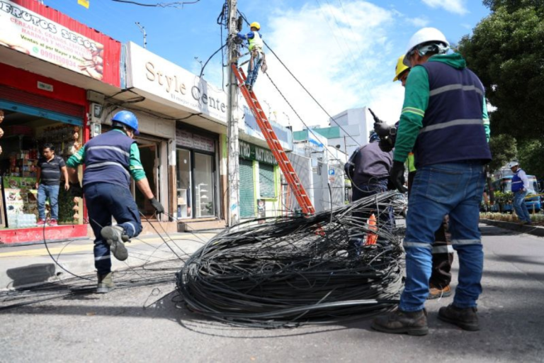 El retiro de cables causa cierres viales en la av. de La Prensa, norte de Quito