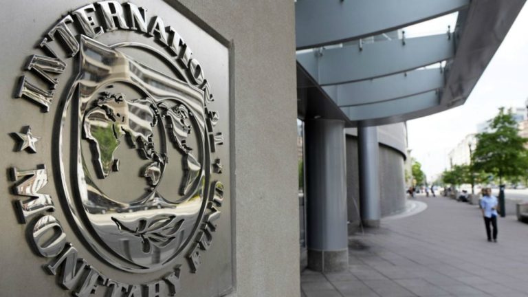 En plena misión del FMI, Economía define cómo pagará un nuevo vencimiento