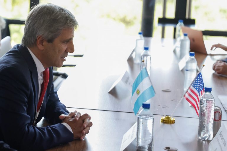 En una reunión a puertas cerradas en el JP Morgan, Caputo explicó a inversores el plan 2026-2027