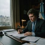 Entre el ajuste y la paciencia: qué dicen cuatro encuestas sobre el futuro del Gobierno y sus chances hacia 2027