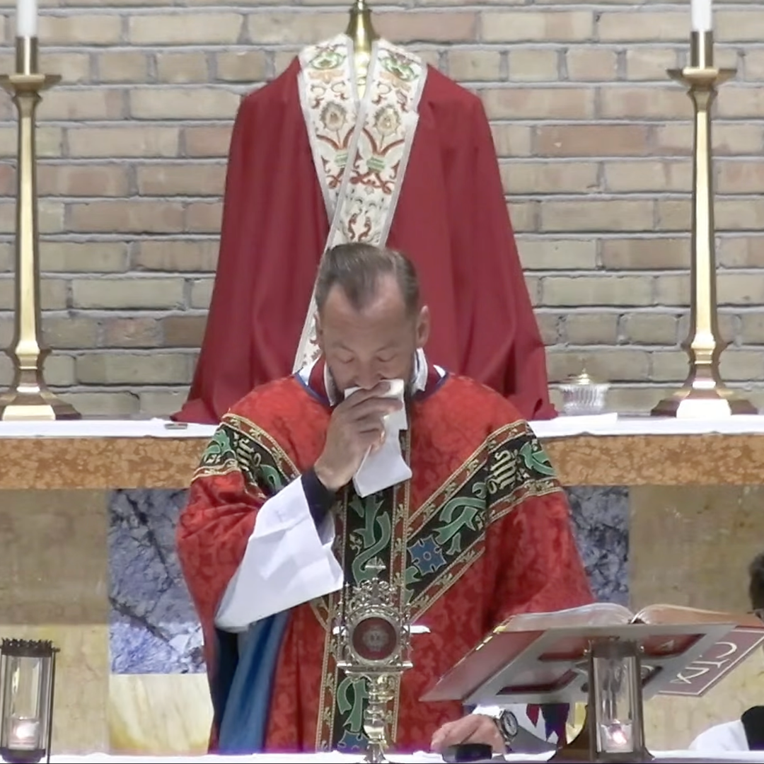 Este sacerdote se conmovió tanto en la consagración que algunos creyeron estar ante un milagro eucarístico Este sacerdote se conmovió tanto en la consagración que algunos creyeron estar ante un milagro eucarístico