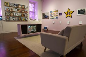 Exposición sobre la telenovela en Nueva York invita a sonreír, recordar y reflexionar