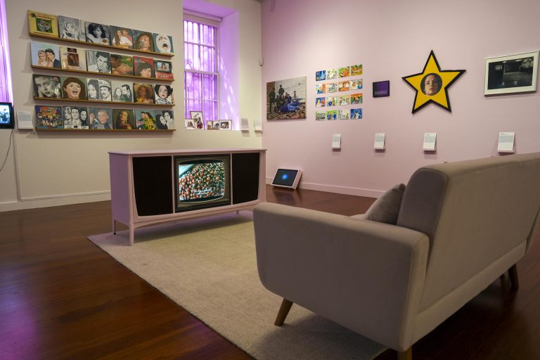 Exposición sobre la telenovela en Nueva York invita a sonreír, recordar y reflexionar