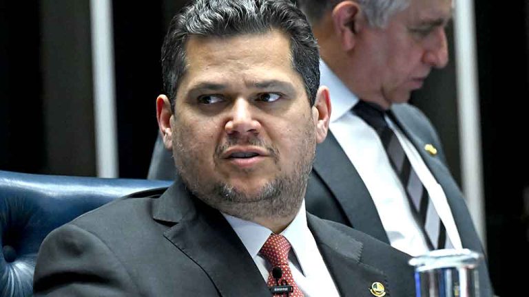 ‘Fala meu amor’, diz Alcolumbre para Vorcaro, em mensagem apreendida pela PF