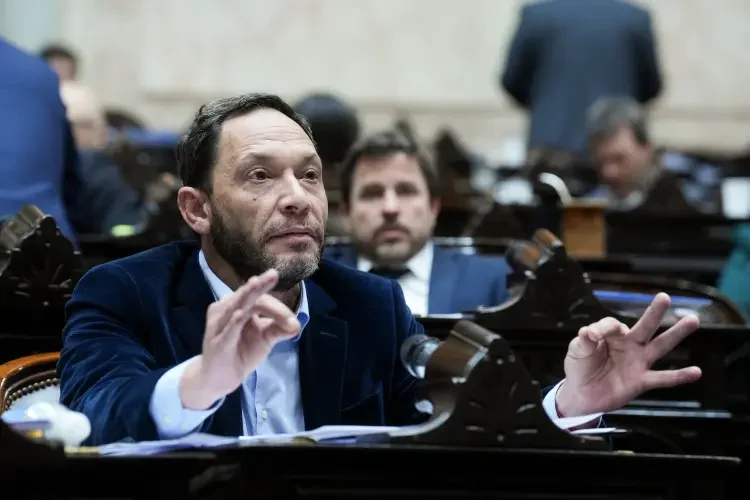 Ferraro salió al cruce de LLA y defendió la urbanización de villas: “No se les puede pasar por encima con una topadora”