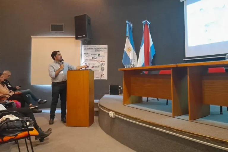 Geólogos neuquinos presentaron un trabajo para impulsar el geoturismo en el Macizo Tromen