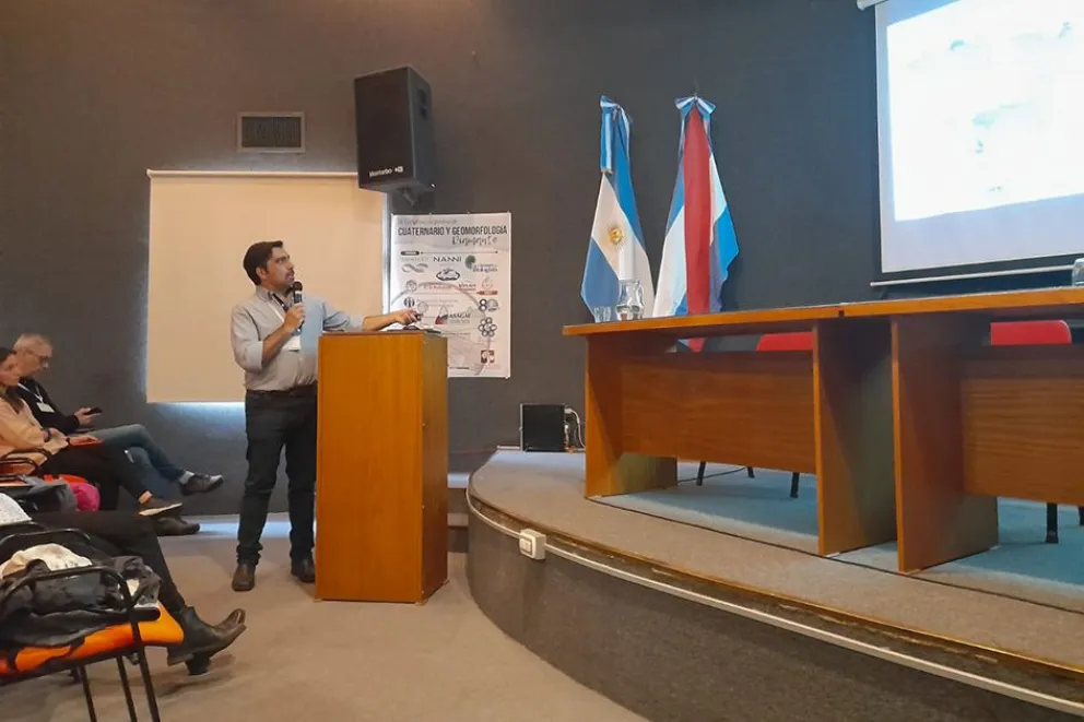 Geólogos neuquinos presentaron un trabajo para impulsar el geoturismo en el Macizo Tromen Geólogos neuquinos presentaron un trabajo para impulsar el geoturismo en el Macizo Tromen