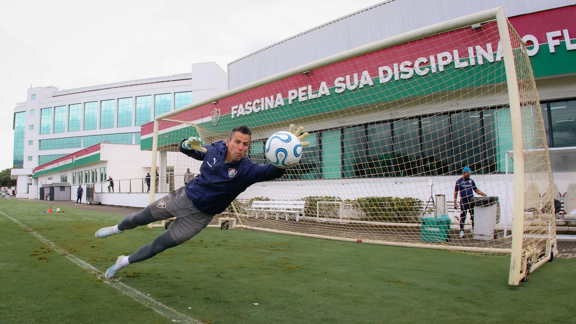 Goleiro Fábio atinge 98 defesas no Brasileirão e garante o Fluminense no G4 Goleiro Fábio atinge 98 defesas no Brasileirão e garante o Fluminense no G4