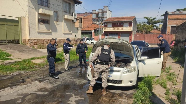 Hallan el auto de los falsos policías: tenía chapas robadas y la billetera de la víctima
