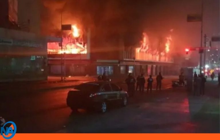 Incendio consumió tres locales en el mercado de Quinta Crespo en Caracas