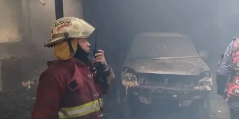 Incendio en un taller mecánico de Caracas dejó 15 vehículos afectados