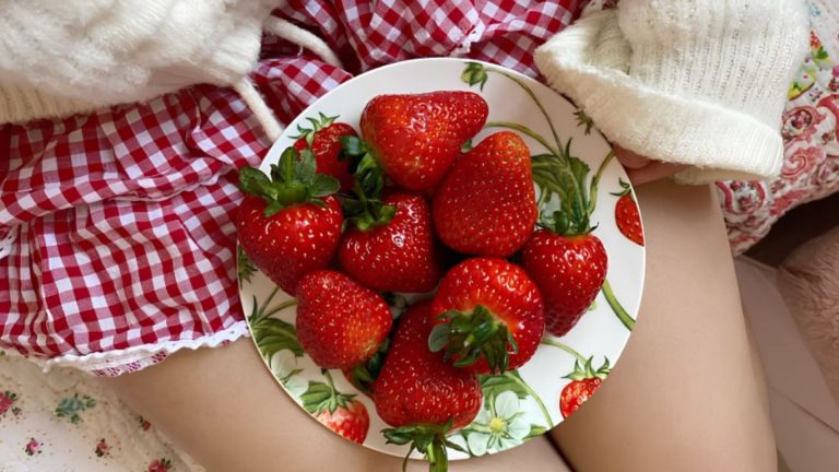 La historia detrás de las fresas todas bonitas que llegan hasta tu mesa
