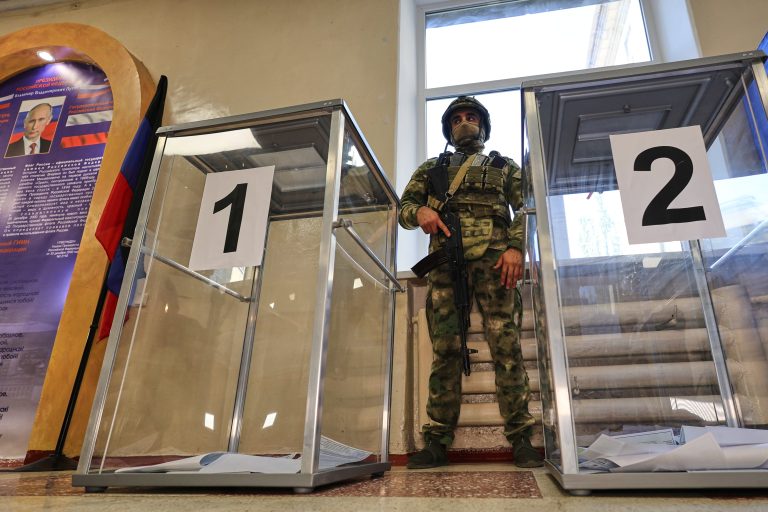 Las elecciones en Rusia entran en su última jornada tras denuncias de fraude y una baja participación del electorado
