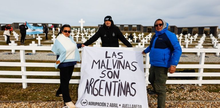 “Las Malvinas son argentinas”: la réplica de la bandera de la Selección que llegó a las Islas