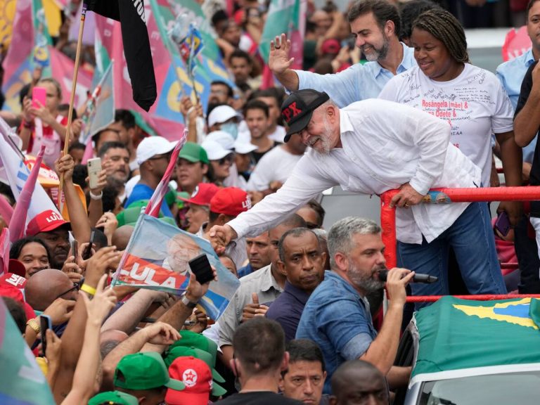 Lula despliega campaña, expone escándalos de Bolsonaro y alerta injerencias