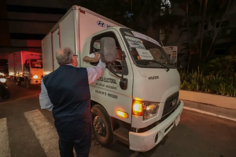 Maletines y máquinas de votación partieron rumbo a Alto Paraguay y Concepción