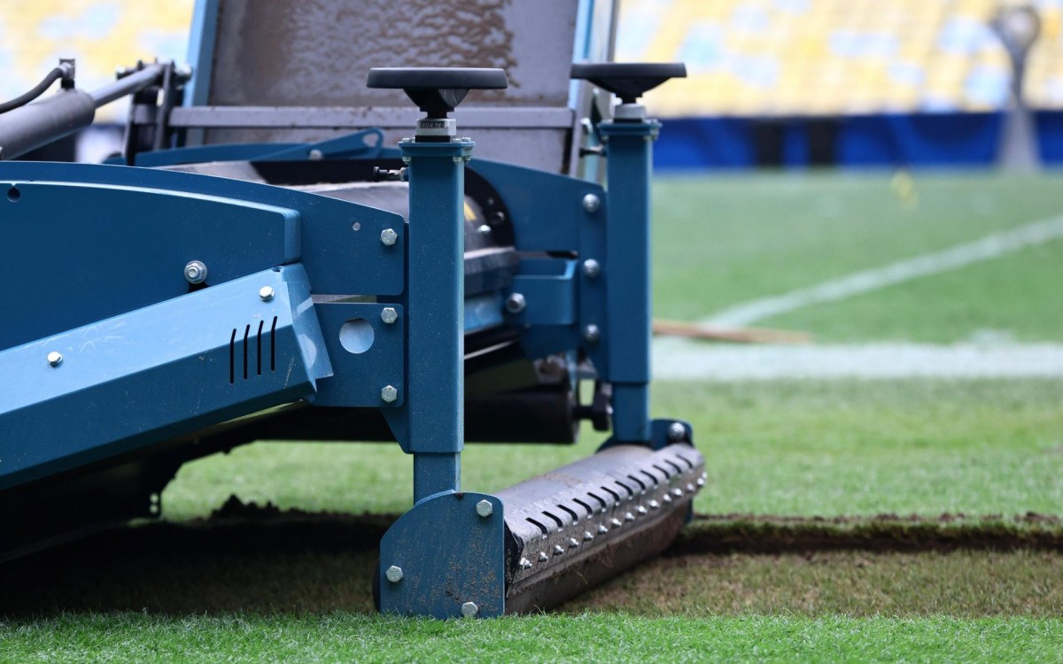 Maracanã troca todo o gramado e tem prazo de 10 dias para reabrir