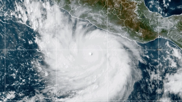 México — El suroeste de México se prepara para fuertes lluvias y deslaves por el huracán Polo