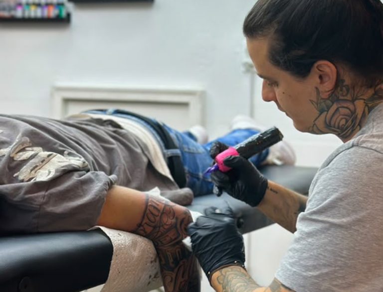 Miguel Casique, el multipremiado tatuador que conquista la tinta en Estados Unidos