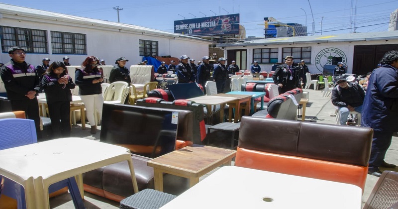 Mobiliario decomisado de bares clandestinos fue entregado a unidades educativas Mobiliario decomisado de bares clandestinos fue entregado a unidades educativas
