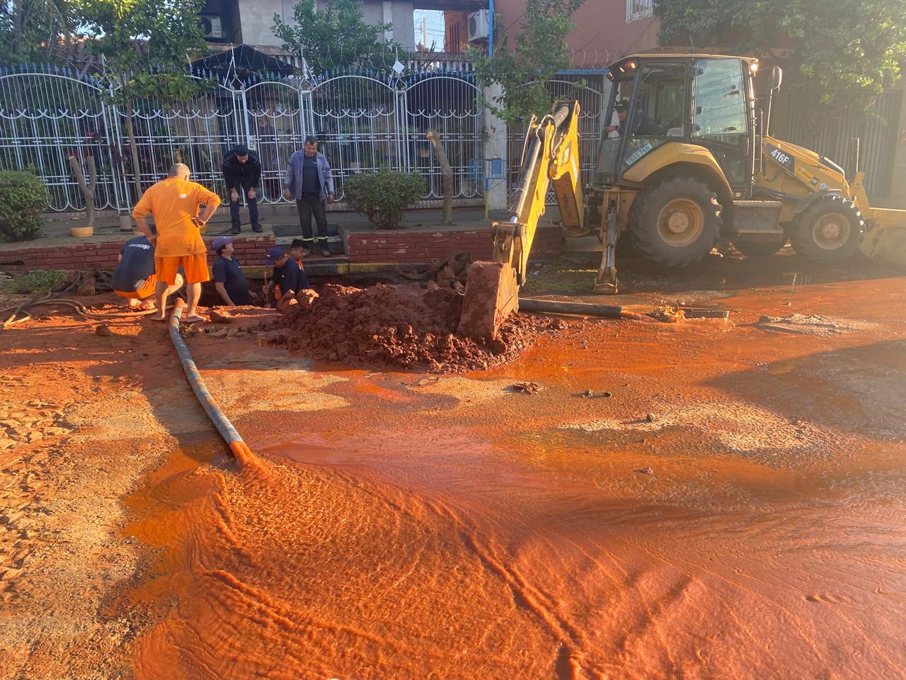 Obras de reparación cloacal continúan este lunes en el centro de Luque Obras de reparación cloacal continúan este lunes en el centro de Luque