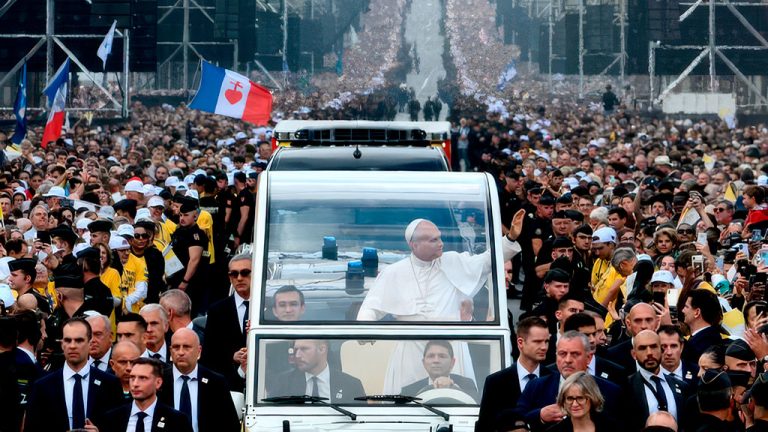 Papa Leão XVI é recebido em Paris por milhares de católicos