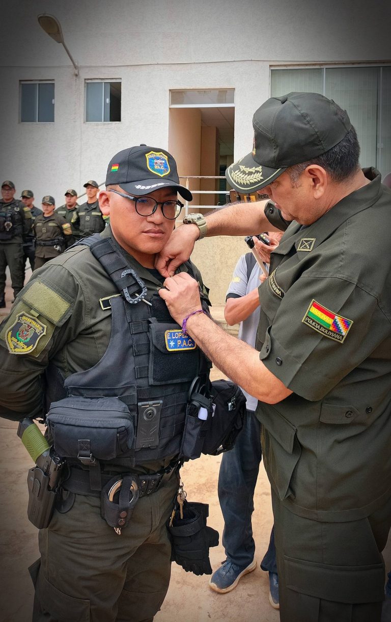 POLICÍA RECHAZA SOBORNO Y ES CONDECORADO CON EL EMBLEMA DE ORO EN PANDO