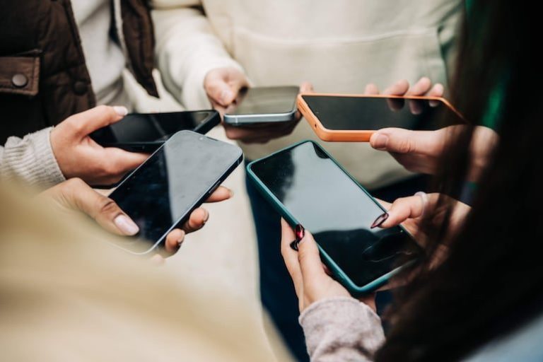 Prohibición de celulares en escuelas: MEC defiende modelo que ordena la tecnología en el aula