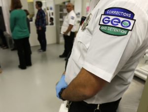 ¿Puede ICE detener a inmigrantes sin opción de fianza?