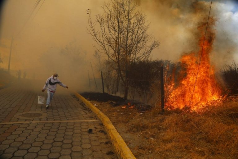 Quito ajustará las planillas por el agua usada para combatir los incendios forestales