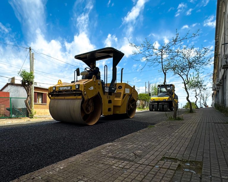 Se colocó la primera capa de bitumen en calle Cervantes