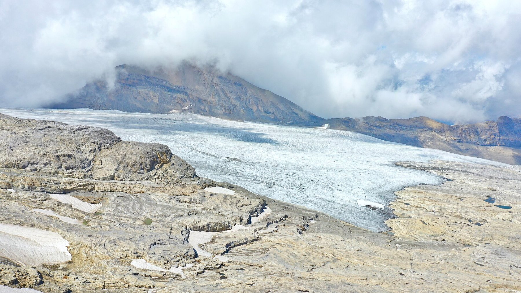Suiza cubre un glaciar con mantas de lana de oveja para frenar el deshielo y los primeros resultados muestran que protegen casi igual que el plástico Suiza cubre un glaciar con mantas de lana de oveja para frenar el deshielo y los primeros resultados muestran que protegen casi igual que el plástico
