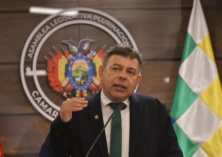 Suman voces para que Presidente del Senado asuma presidencia del País en ausencia de Paz || La ausencia simultánea del presidente y del vicepresidente reabre el debate sobre quién ejerce la Presidencia ante el vacío de poder.