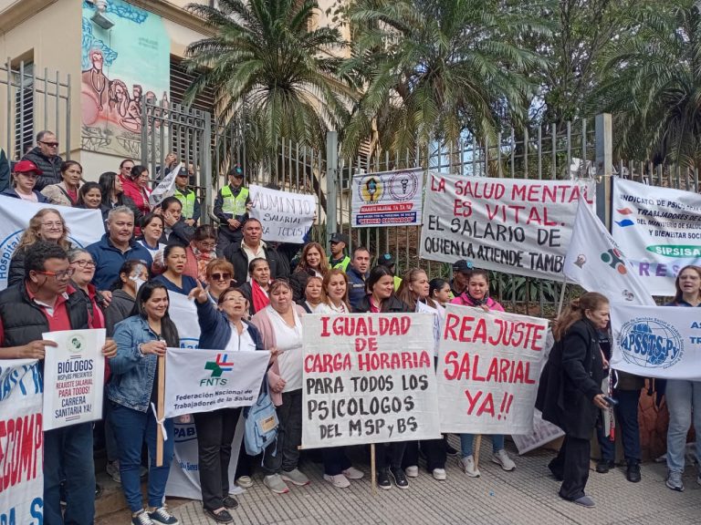 Trabajadores de salud se manifiestan y exigen reajuste salarial y carrera sanitaria